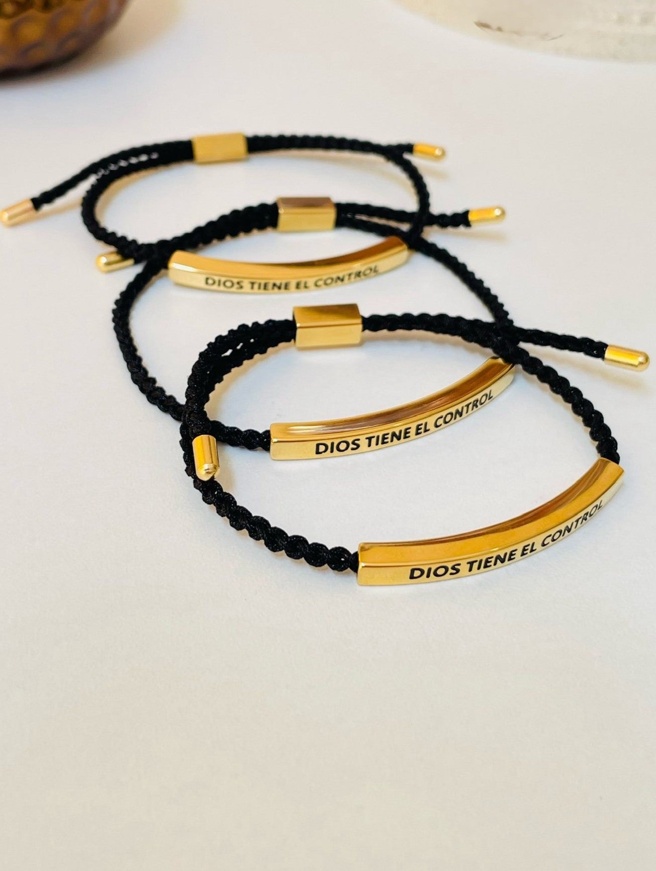 Pulsera "Dios Tiene el Control"® | Caja de regalo 🤍🐝