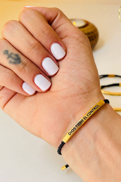 Pulsera "Dios Tiene el Control"® | Caja de regalo 🤍🐝